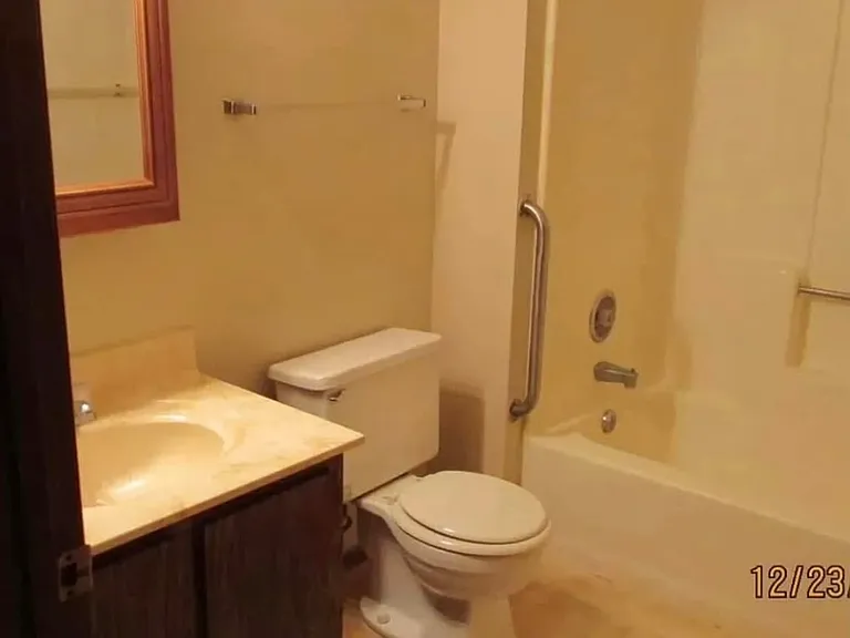 212 Grove St #5 — Photo 4