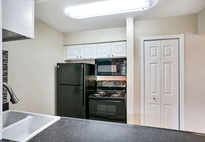 Chateau Apartments — Photo 36