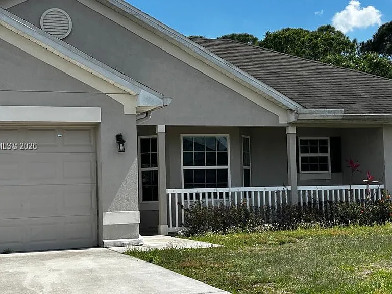 180 SW Voltair Ter — Photo 2