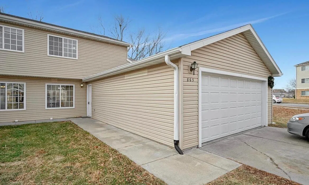 865 Hanneman Dr — Photo 1