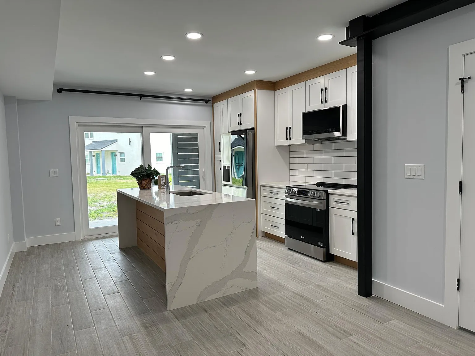 2 bed, 1.5 bath, 1000 sqft, $2,449 — Photo 3