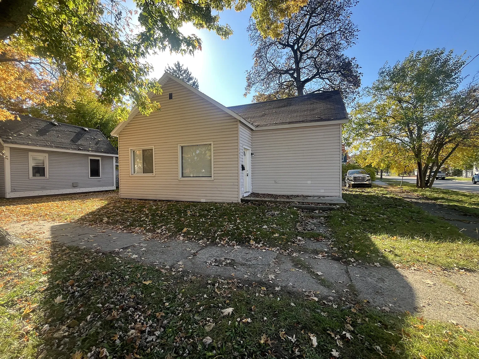 Cute Two Bedroom on Evanston — Photo 1