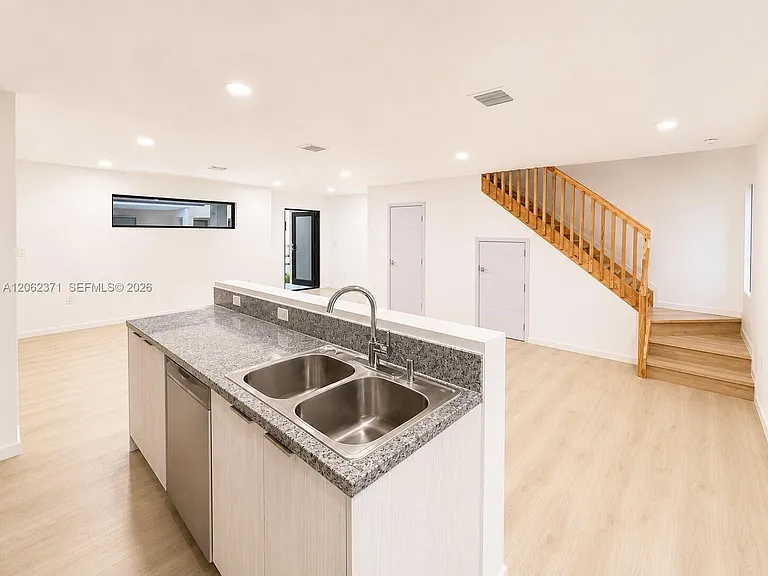 552 NW 7th St #6 — Photo 6