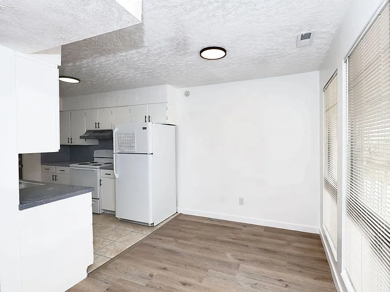 1165 Edgewood Dr — Photo 37