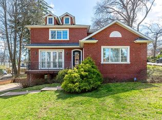 2 N Avalon Rd, Great Neck, NY 11021