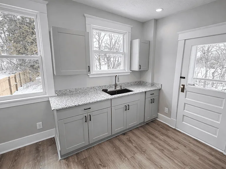 2550 Montana Ave — Photo 4