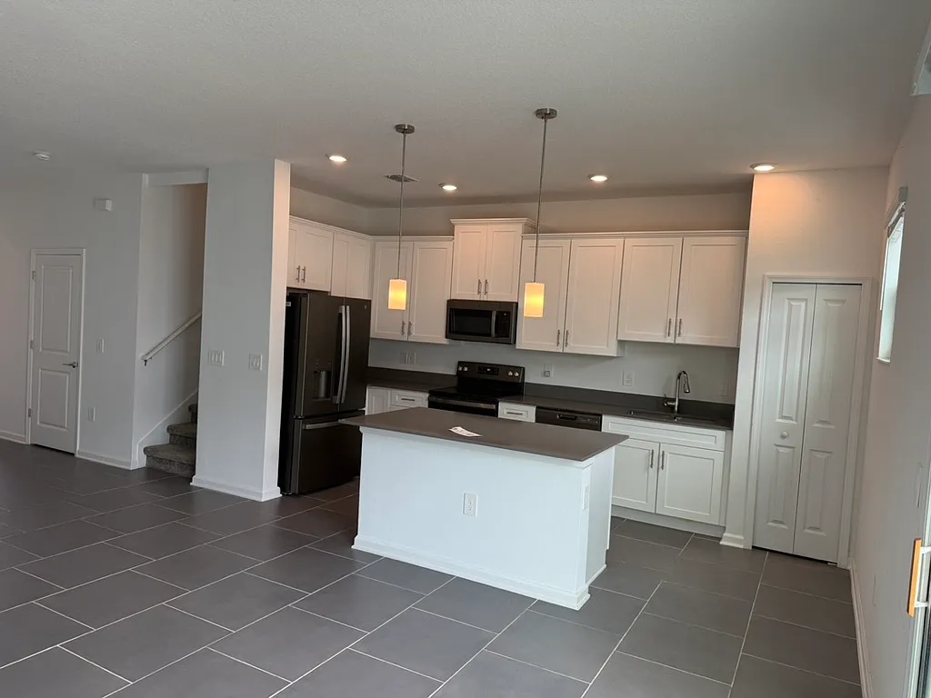 3 bed, 2.5 bath, 1674 sqft, $2,100 — Photo 4