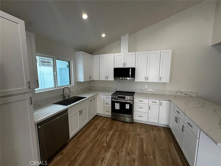 15950 Cohasset — Photo 1