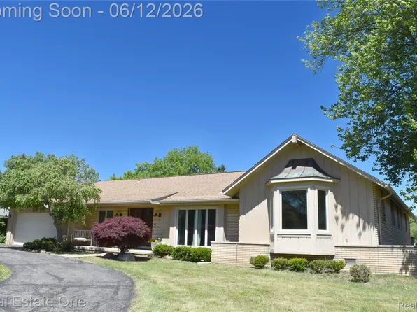 5324 Greenbriar Dr, West Bloomfield, MI 48323
