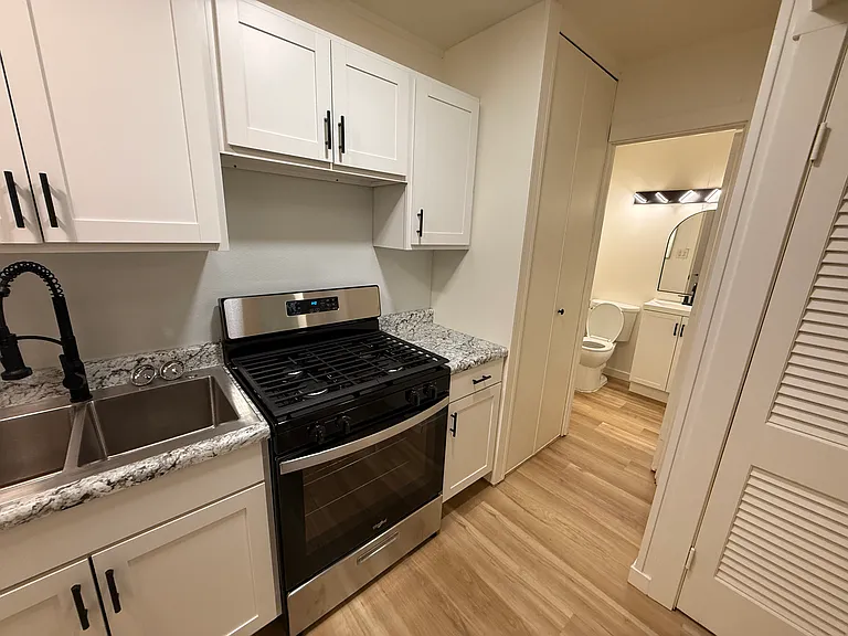 321 Hoffman Ct #12B — Photo 6