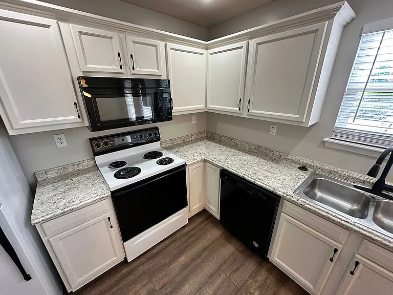 3049 Mapleleaf Park — Photo 9