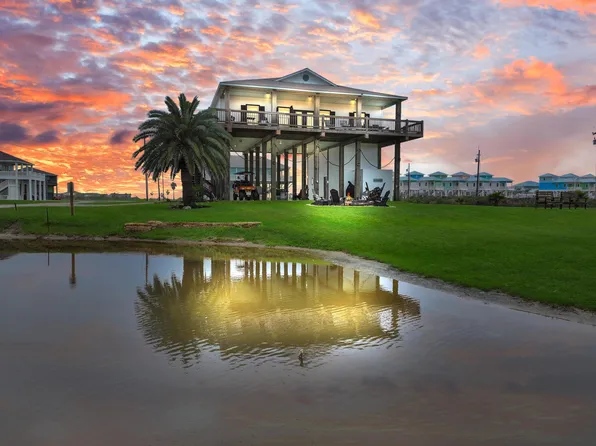 810 Casa Dr, Crystal Beach, TX 77650
