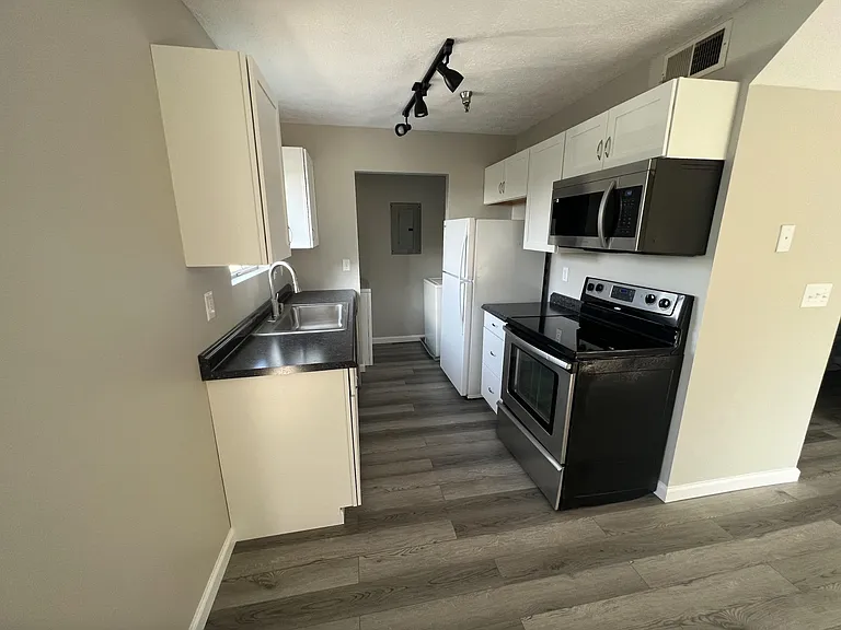300 Stewart Ln #22 — Photo 4