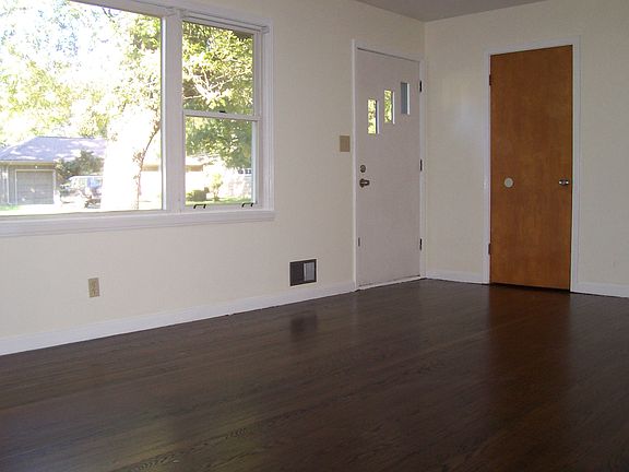 5th image of 7913 W 85th St