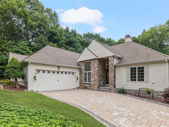 2nd image of 5 Woodbine Ln
