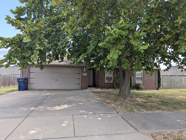 802 Ash Ct — Photo 1