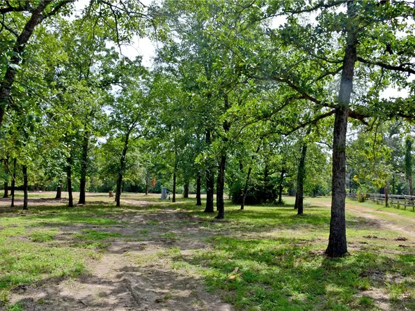 2182 Apache Dr, Montgomery, TX 77316