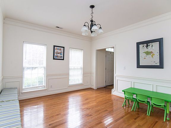 2nd image of 104 Knob Hill Ct