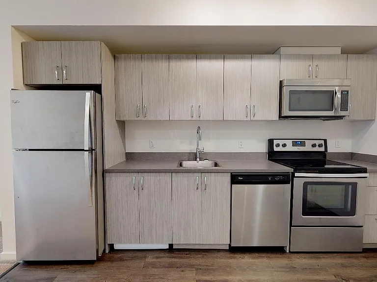 450 8th Ave SE #203 — Photo 2