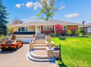 31 Edgemere Dr, Albertson, NY 11507