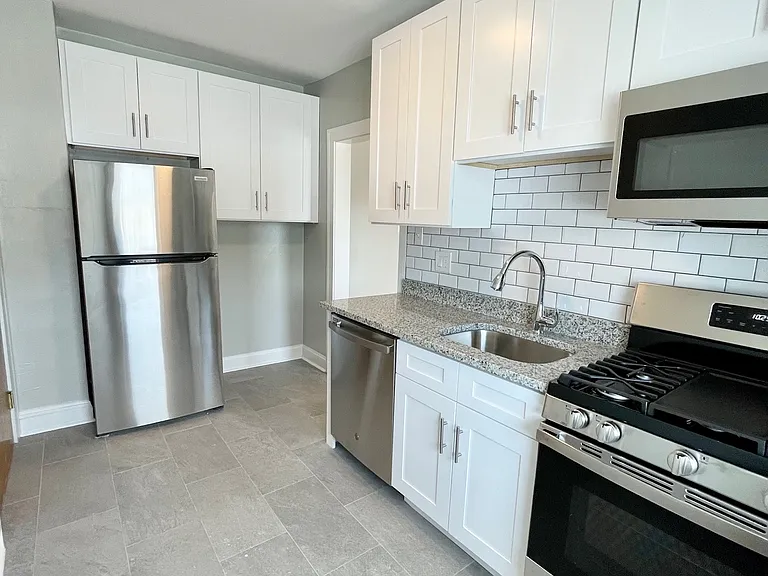 7013 N Ridge Blvd #3 — Photo 1