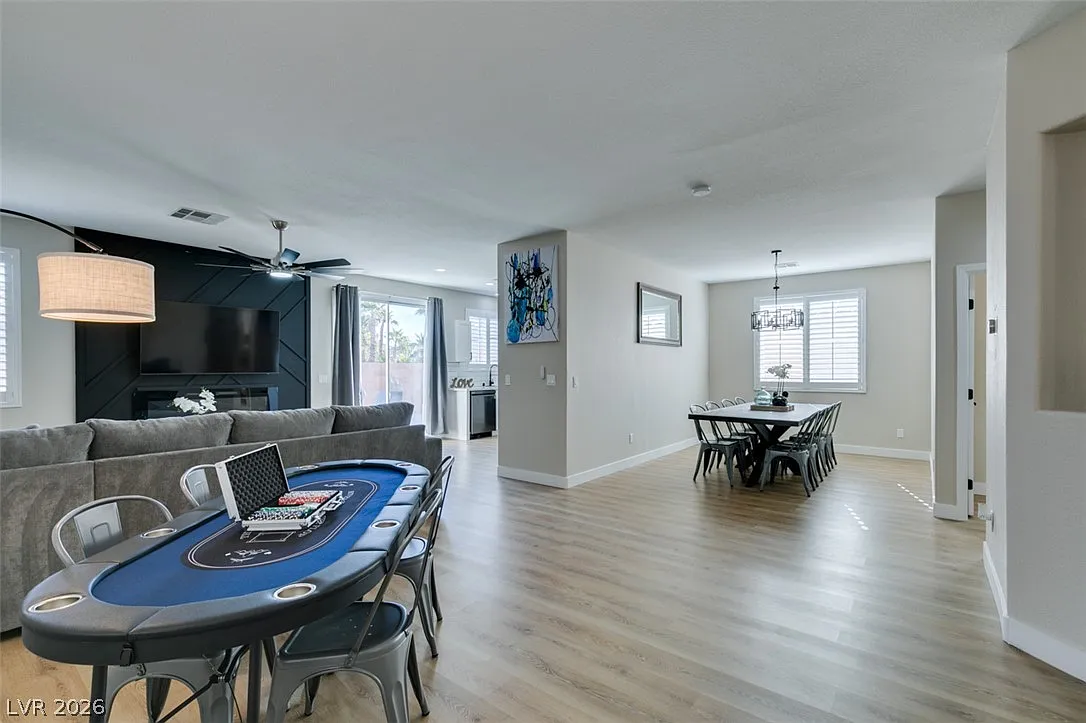 4 bed, 3.0 bath, 2212 sqft, $2,400 — Photo 4
