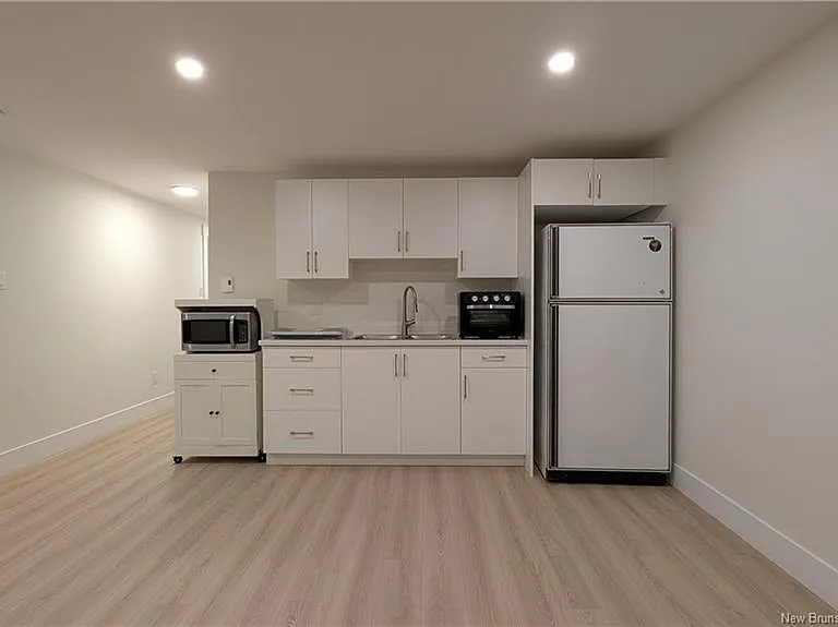 148 Ernest St — Photo 2