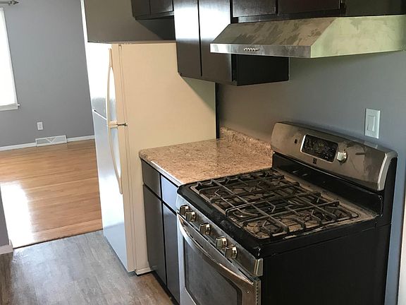 Right side of kitchen galley. (stove has some minor dust on it)
