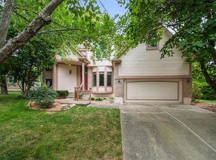 2823 S Stoneridge Dr, Blue Springs, MO 64015