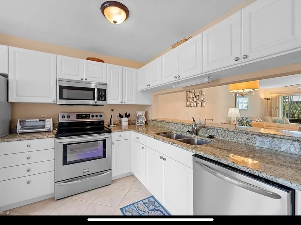 3072 Sandpiper Bay Cir #202