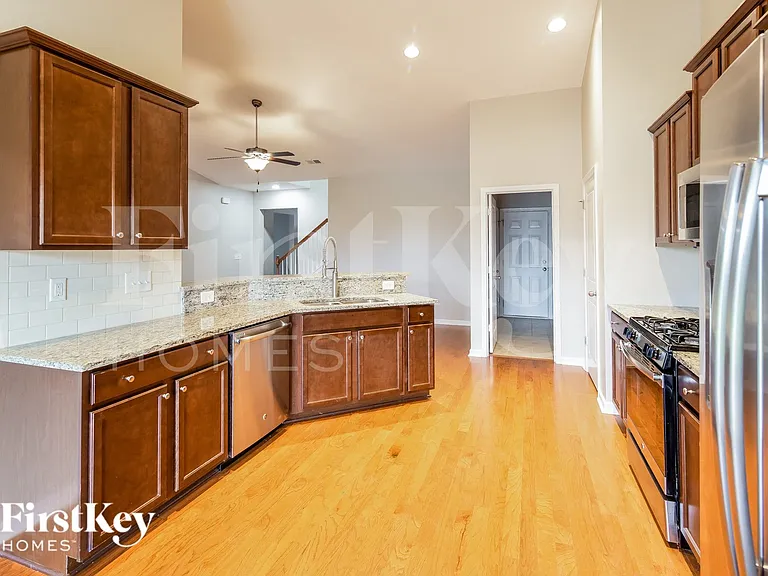 647 Redbud Ln — Photo 7