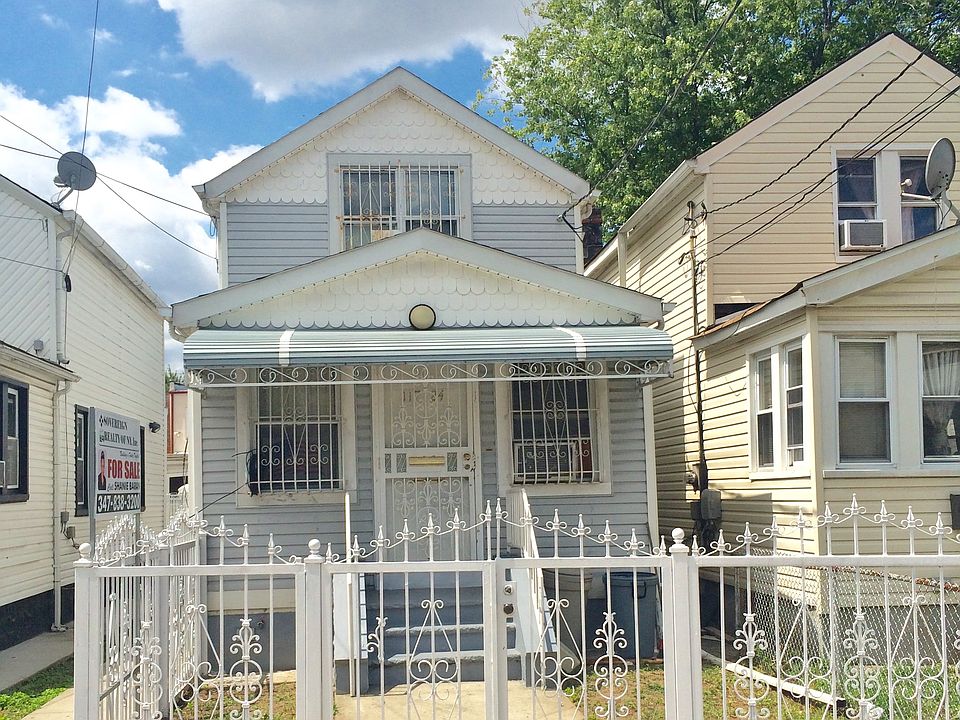 1st image of 11724 142nd St