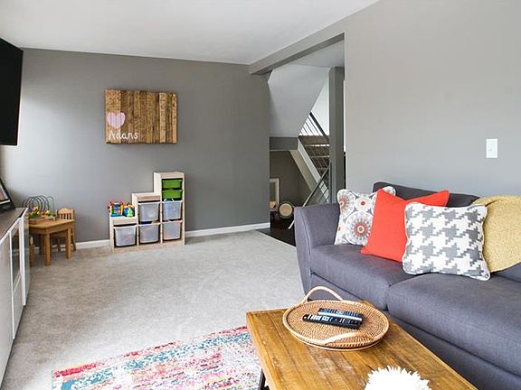 5th image of 301 Williamsburg Ln