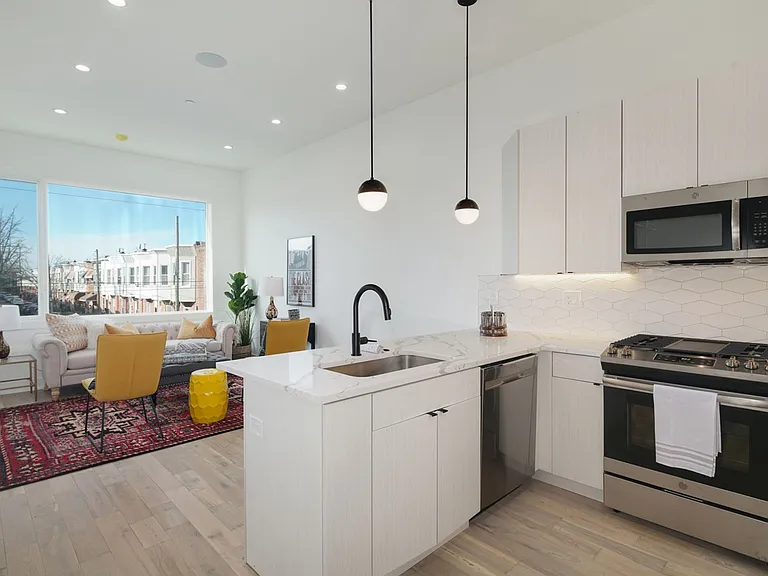 Stunning Apartment on Snyder Ave — Photo 21