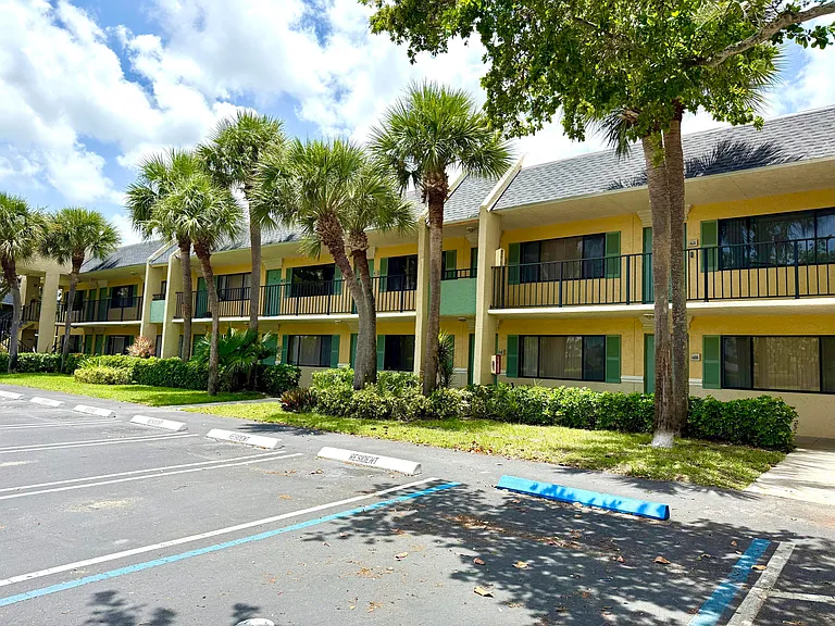 1722 Meadows Cir #W — Photo 12
