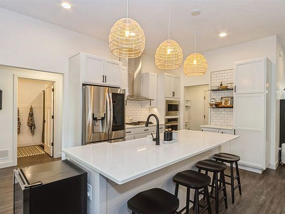 4th image of 181 Karen Dr