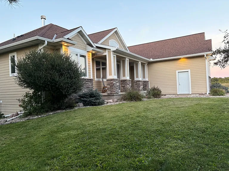220 Meadow Woods Dr — Photo 2