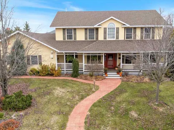 303 Fairview Cir N, Virginia, MN 55792