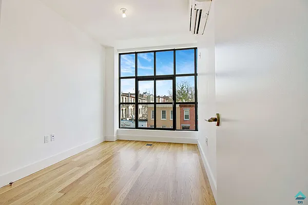 Rented by EXR | media 32