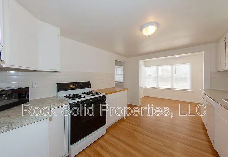 506 E 7th St #1 — Photo 22