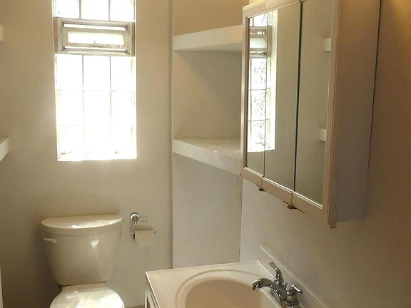 4th image of 2301 S Sacramento Ave APT 2R