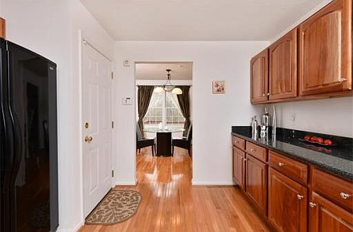 5th image of 723 Thayer St