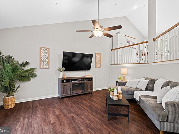 3rd image of 204 Pine Cove Ln