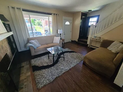 3 bed, 1300 sqft, $2,200 — Photo 2