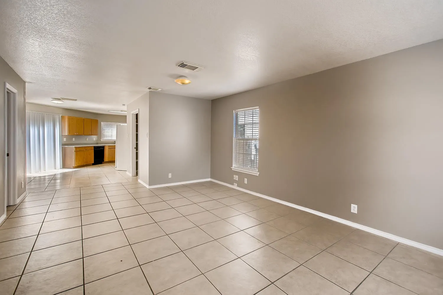4BR/2.5 Bath near the San Antonio Medical Center — Photo 3