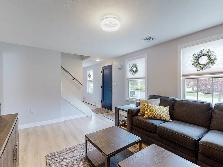 182 Newbury St — Photo 10