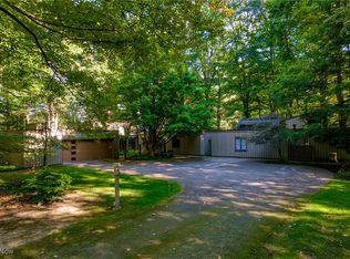 150 Greentree Rd, Moreland Hills, OH 44022