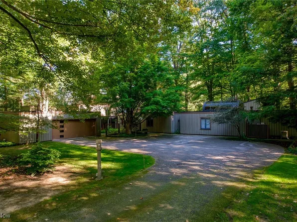 150 Greentree Rd, Moreland Hills, OH 44022