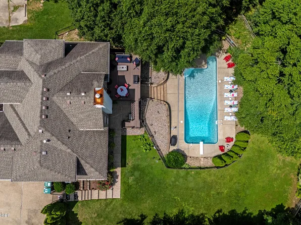 8807 Grand Ridge Ct, Louisville, KY 40214