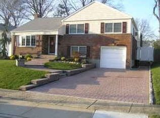 9 Bayberry Dr, Plainview, NY 11803